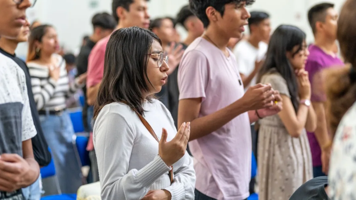 İstanbul'da camide namaz kılanın çantasını çalan şüpheli tutuklandı